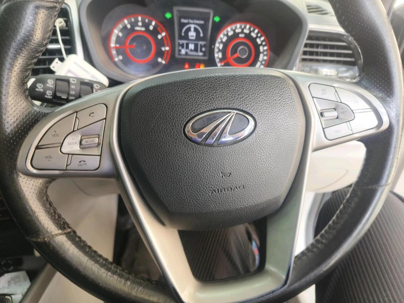 2019 Mahindra XUV300 W8 (O) 1.2 PETROL, Petrol, Manual, 75,602 km, interior