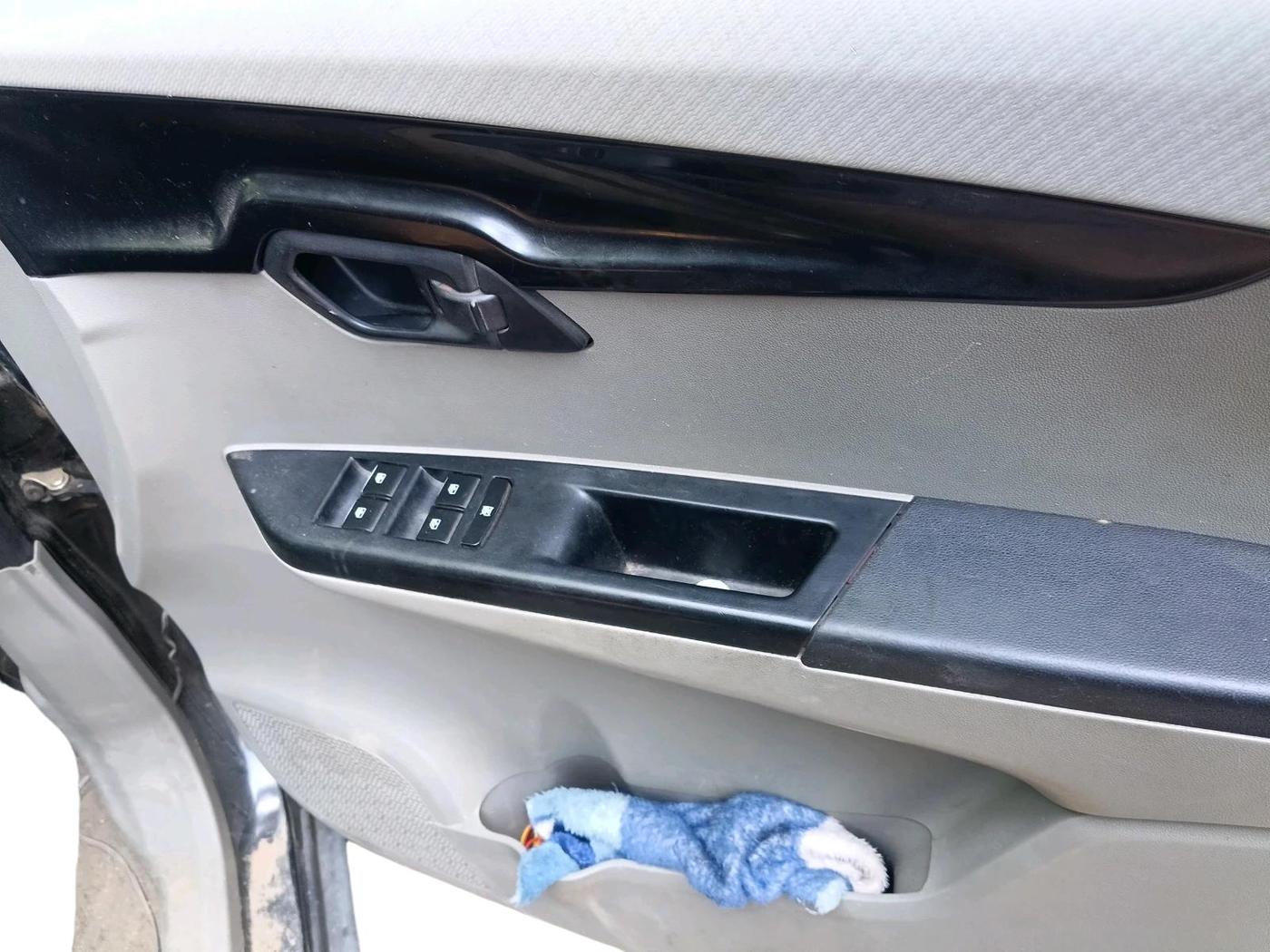 2017 Mahindra Kuv100 K4 D 6 STR, Diesel, Manual, 78,095 km, interior