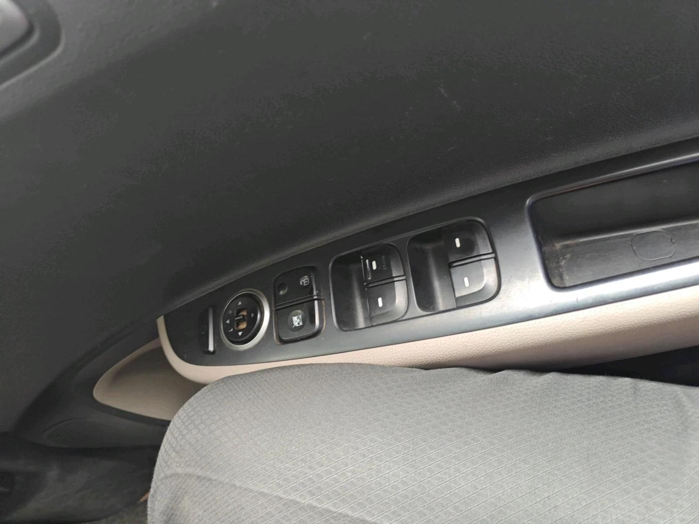 2013 Hyundai Grand i10 SPORTZ 1.2 KAPPA VTVT, Petrol, Manual, 1,29,179 km, interior