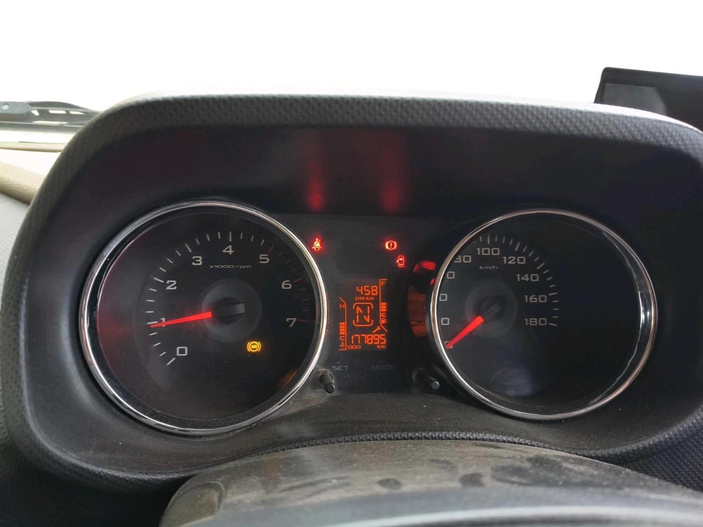 2015 Mahindra TUV300 T8, Diesel, Manual, 1,77,895 km, interior