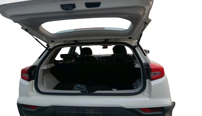 2022 Mahindra XUV300 W8 1.2 PETROL, Petrol, Manual, 1,11,622 km, exterior