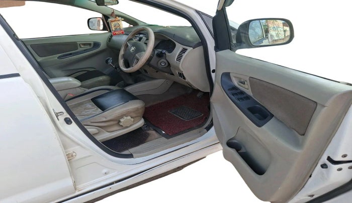 2013 Toyota Innova 2.5 GX 8 STR, Diesel, Manual, 1,79,423 km, interior