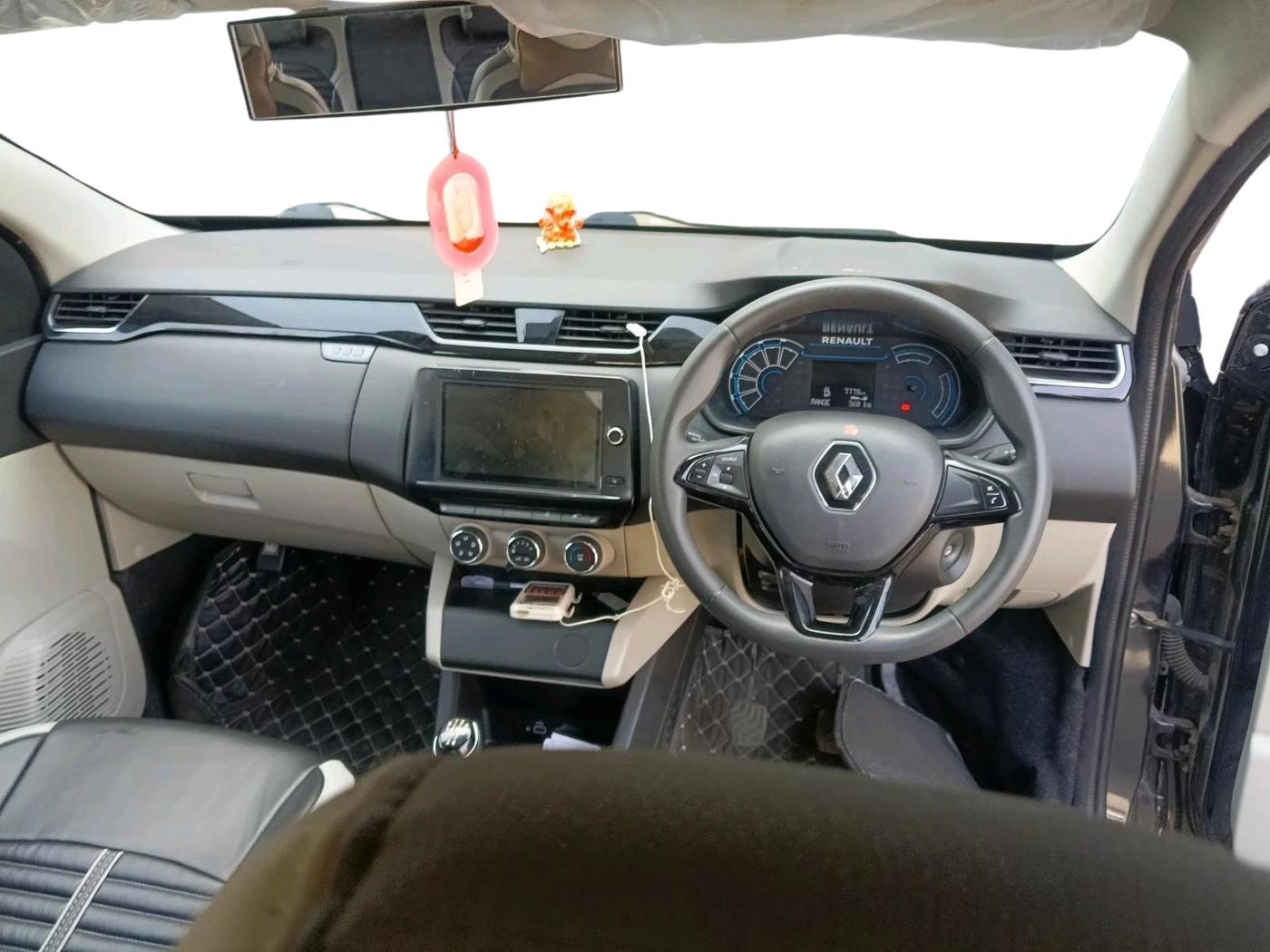 2025 Renault TRIBER RXT, Petrol, Manual, 10,700 km, interior