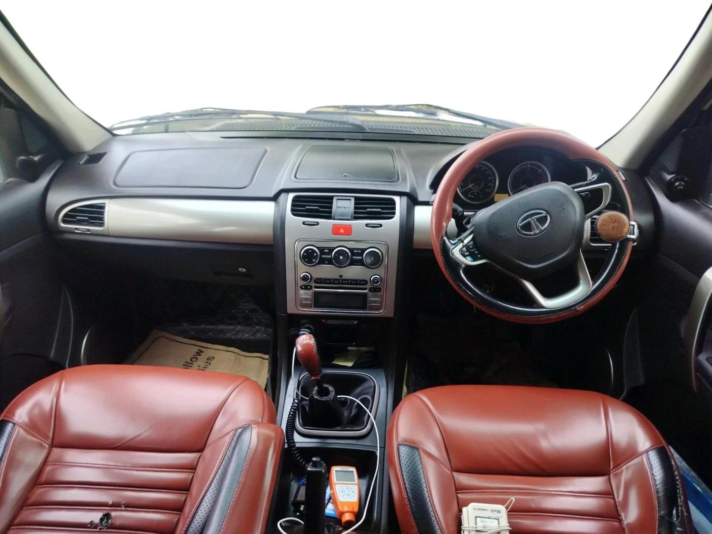 2017 Tata Safari Storme 2.2 VX 4X2, Diesel, Manual, 1,39,649 km, interior