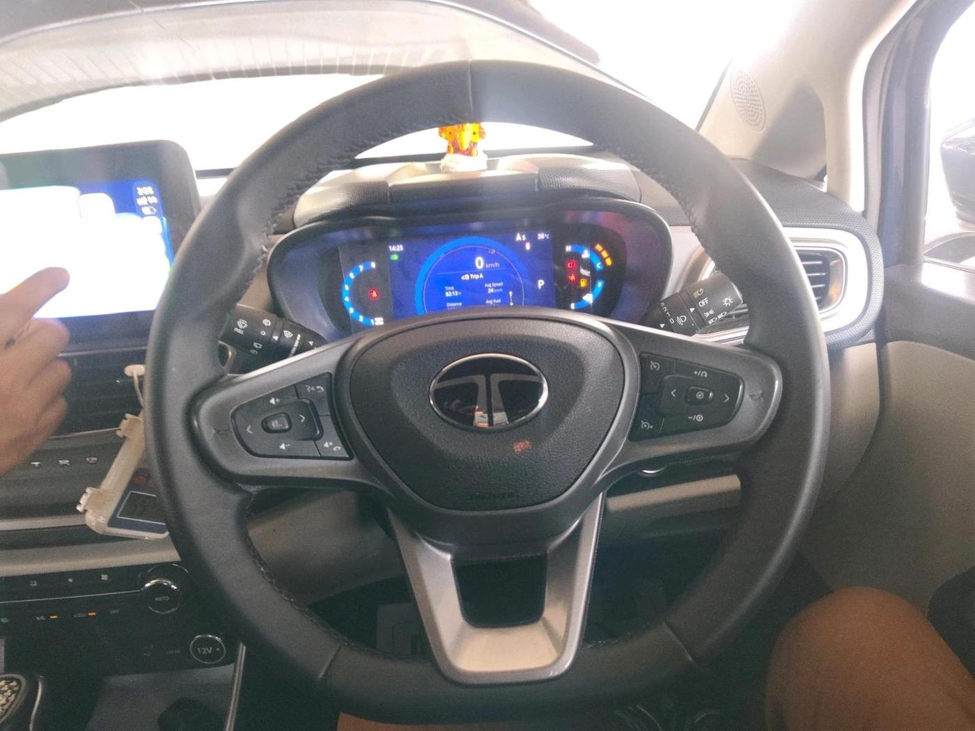 2025 Tata ALTROZ XZA Plus (S) Lux Petrol, Petrol, Automatic, 5,304 km, interior