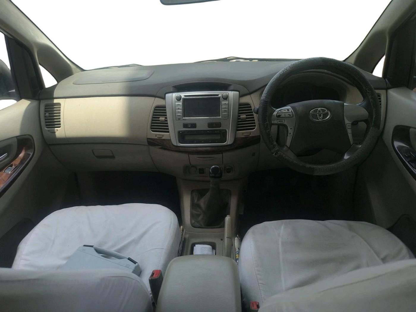 2013 Toyota Innova 2.5 VX 7 STR, Diesel, Manual, 2,67,261 km, interior