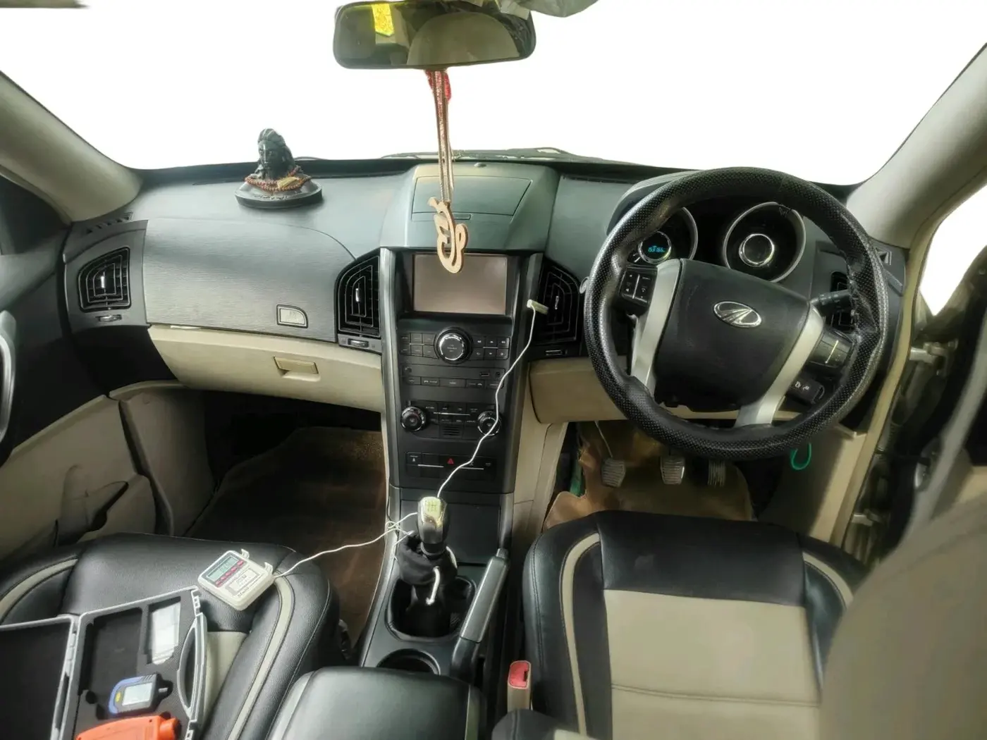 2017 Mahindra XUV500 W6, Diesel, Manual, 1,53,166 km, interior
