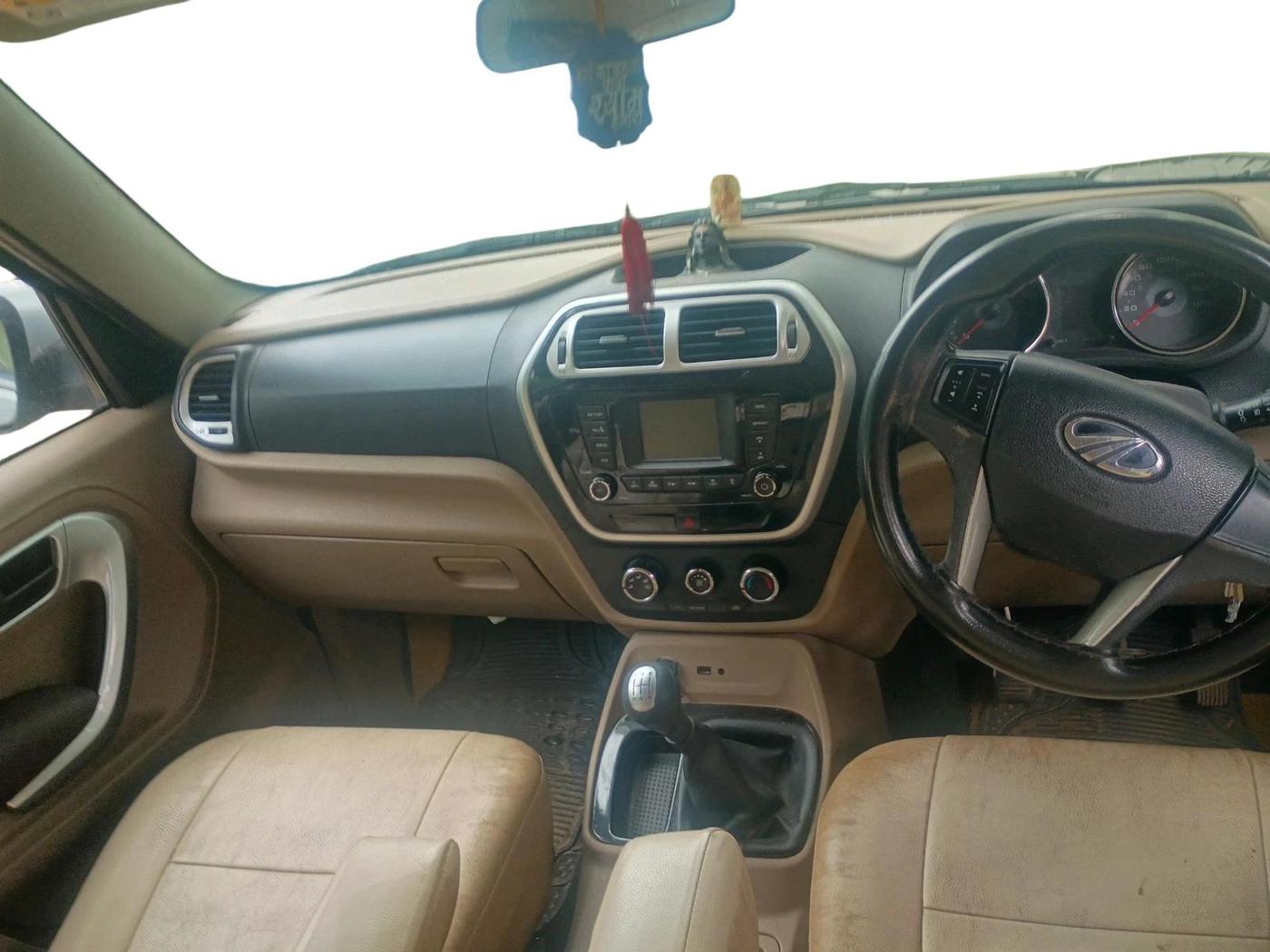 2017 Mahindra TUV300 T8, Diesel, Manual, 85,648 km, interior