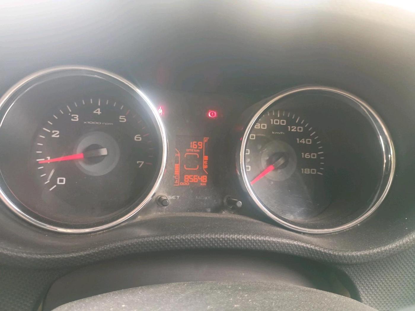 2017 Mahindra TUV300 T8, Diesel, Manual, 85,648 km, interior