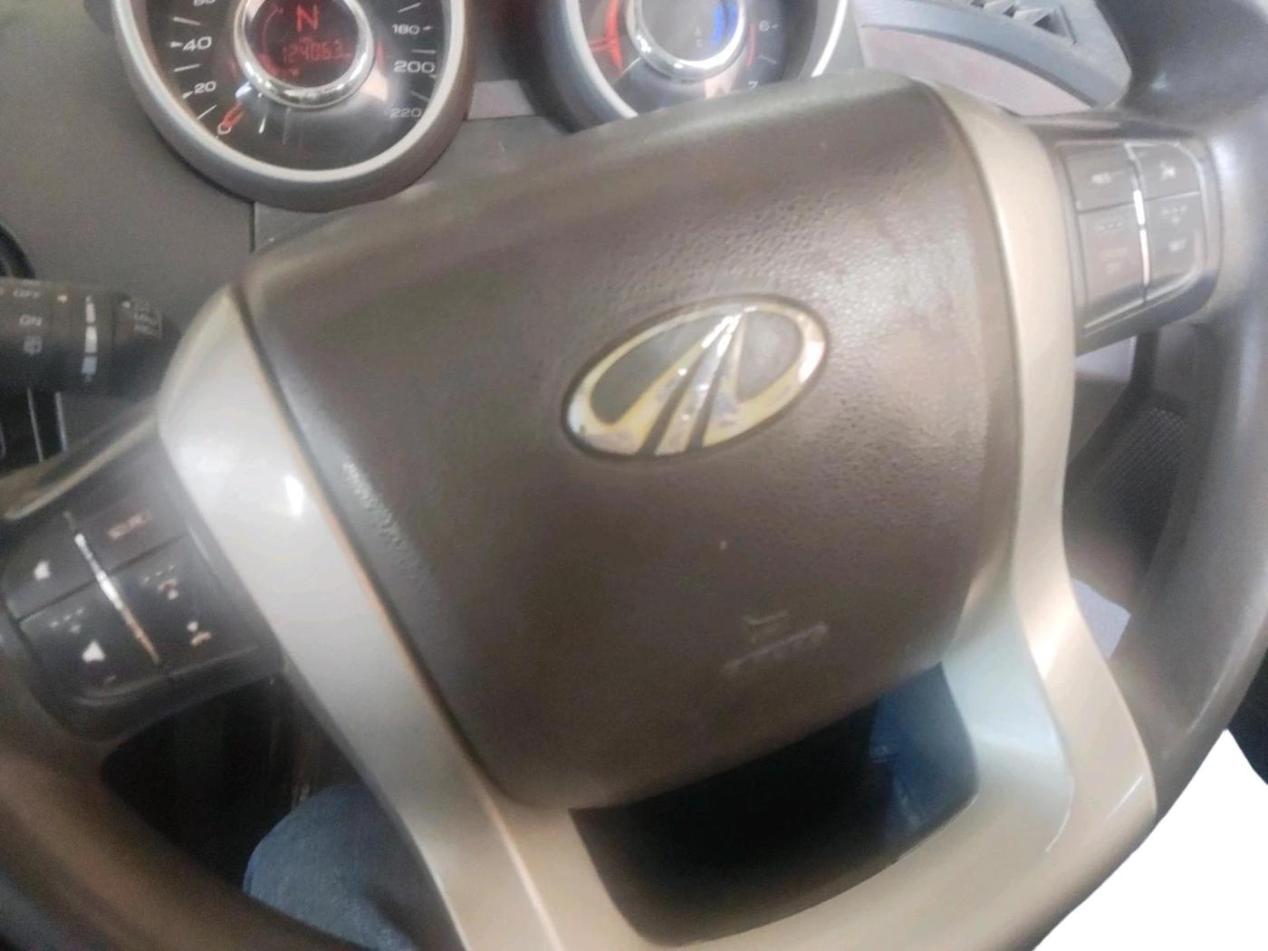 2014 Mahindra XUV500 W6, Diesel, Manual, 1,24,063 km, interior