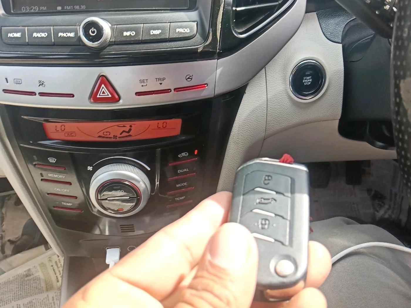 2023 Mahindra XUV300 W8 (O) 1.5 DIESEL, Diesel, Manual, 53,831 km, interior