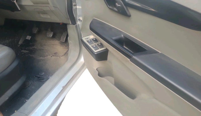 2016 Mahindra Kuv100 K2 D 6 STR, Diesel, Manual, 39,129 km, interior