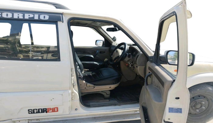 2013 Mahindra Scorpio VLX 2WD, Diesel, Manual, 82,774 km, interior