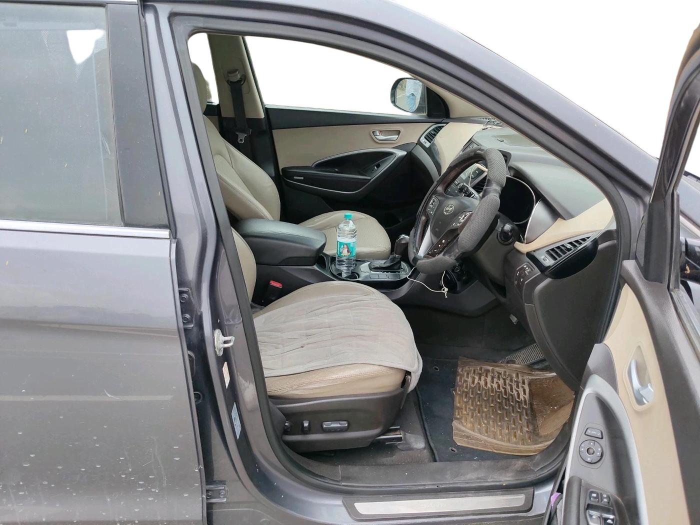 2014 Hyundai Santa Fe 4 WD AT, Diesel, Automatic, 2,14,903 km, interior