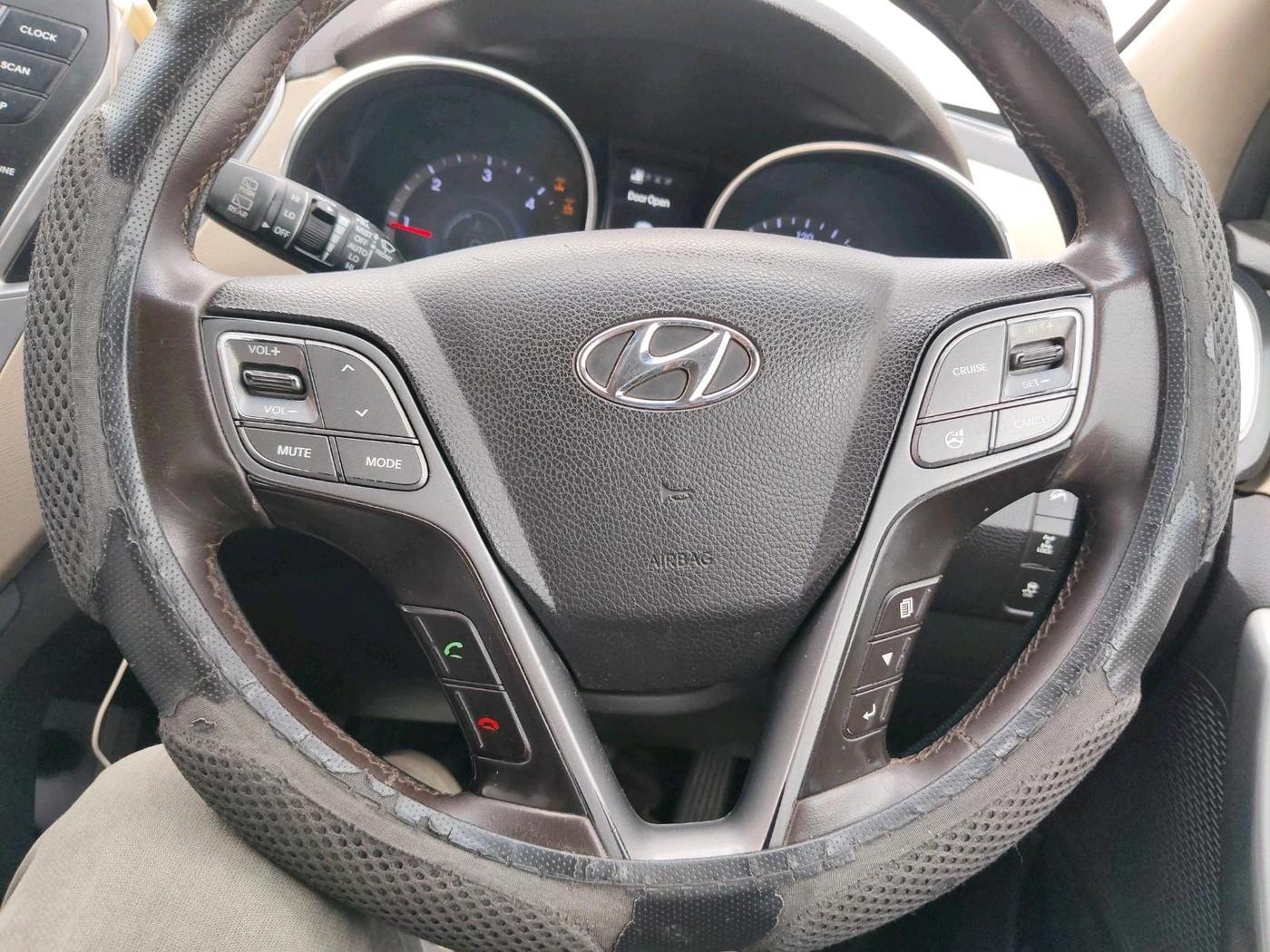 2014 Hyundai Santa Fe 4 WD AT, Diesel, Automatic, 2,14,903 km, interior