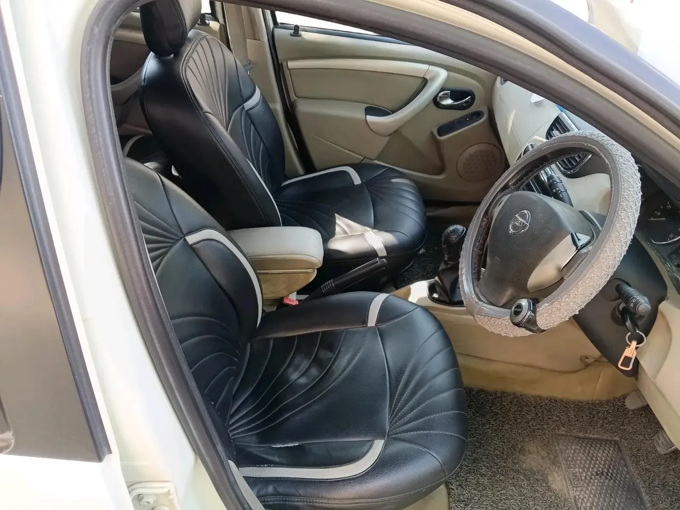 2015 Nissan Terrano XL (D), Diesel, Manual, 1,56,197 km, interior
