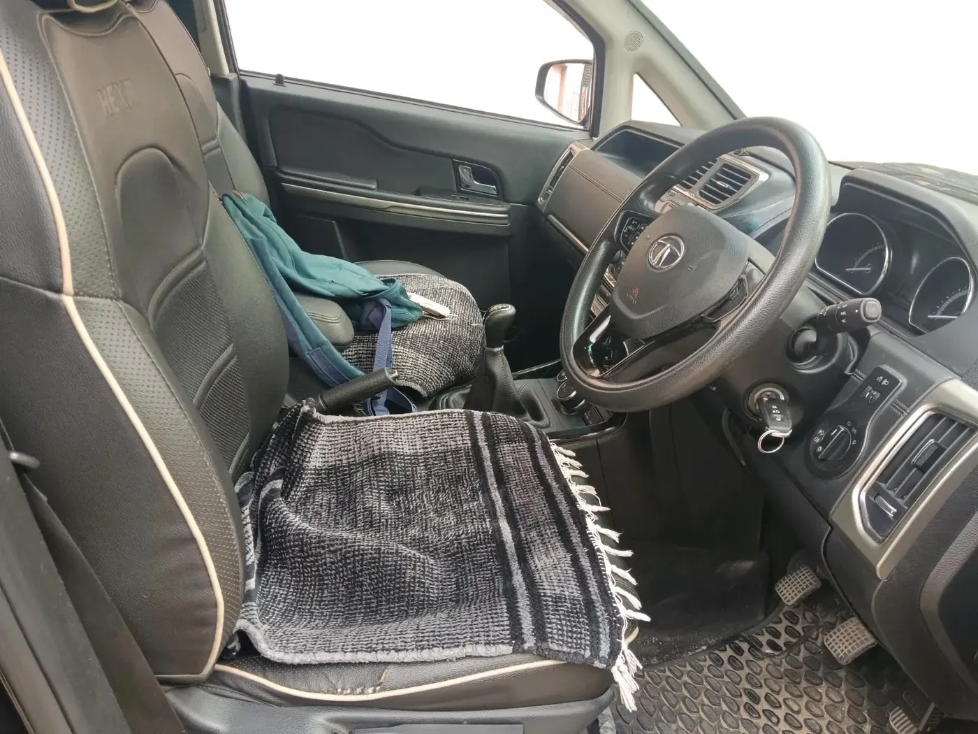 2017 Tata Hexa XM 4X2 7 STR, Diesel, Manual, 63,500 km, interior