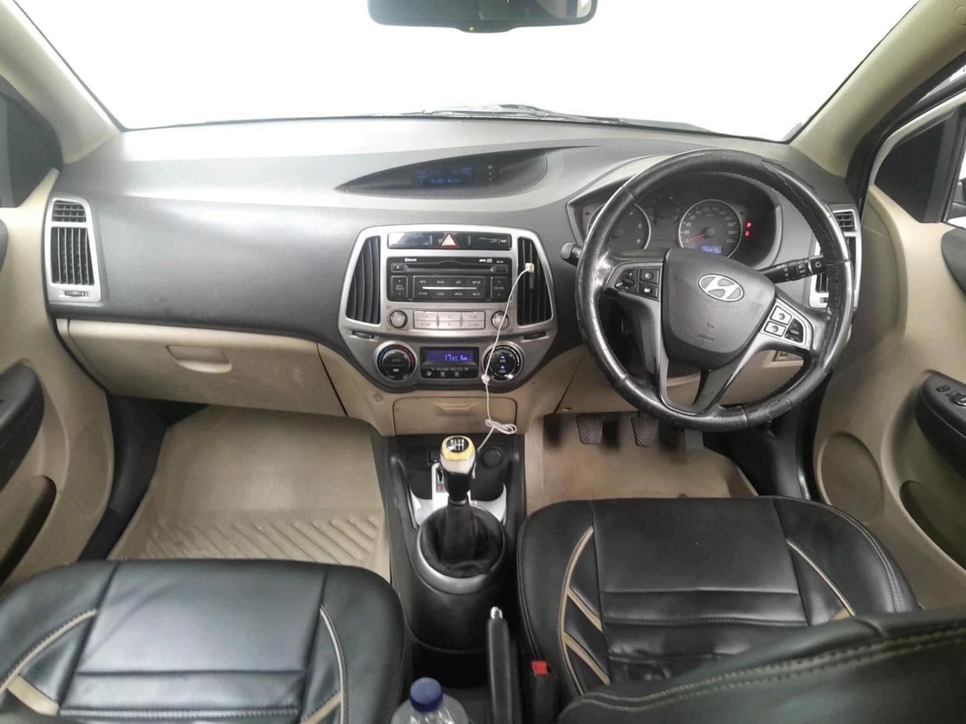 2013 Hyundai i20 SPORTZ 1.4 CRDI, Diesel, Manual, 1,96,581 km, interior