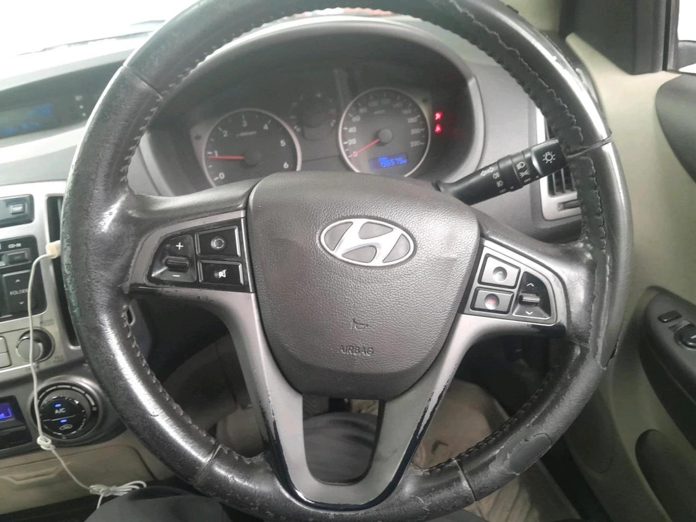 2013 Hyundai i20 SPORTZ 1.4 CRDI, Diesel, Manual, 1,96,581 km, interior