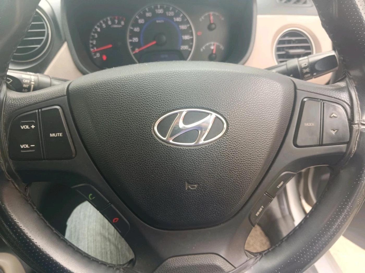 2015 Hyundai Grand i10 SPORTZ 1.2 KAPPA VTVT, Petrol, Manual, 1,02,975 km, interior