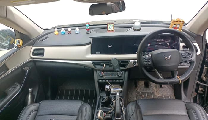 2025 Mahindra XUV700 AX 5 P MT 7 STR, Petrol, Manual, 17,343 km, interior
