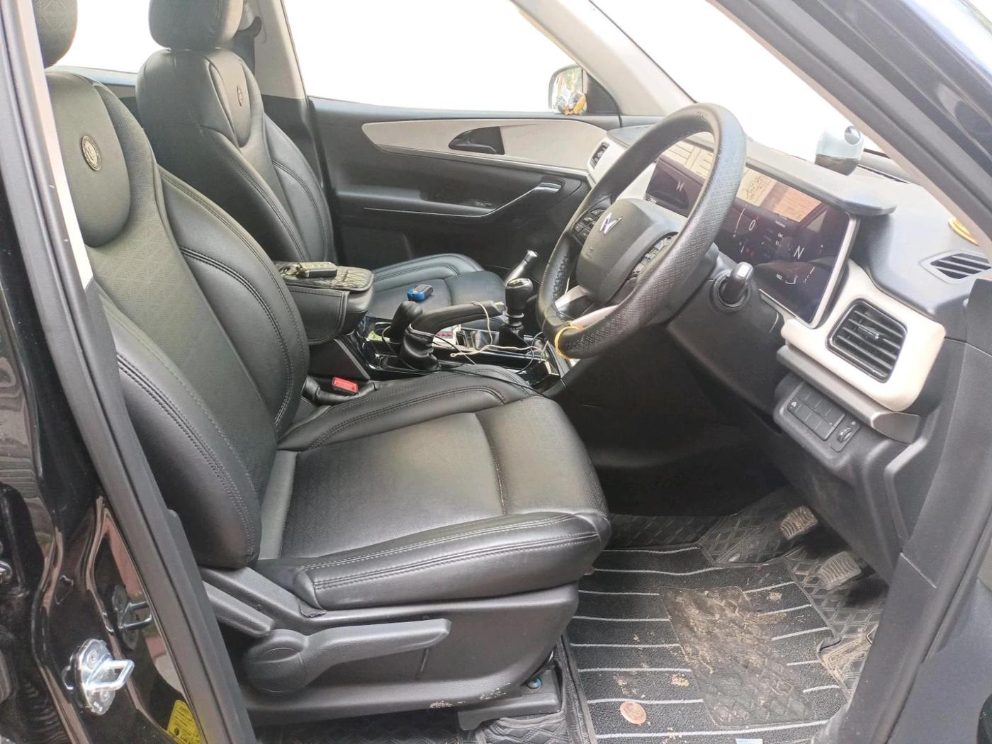 2025 Mahindra XUV700 AX 5 P MT 7 STR, Petrol, Manual, 17,343 km, interior