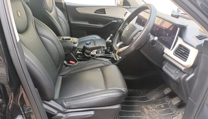 2025 Mahindra XUV700 AX 5 P MT 7 STR, Petrol, Manual, 17,343 km, interior