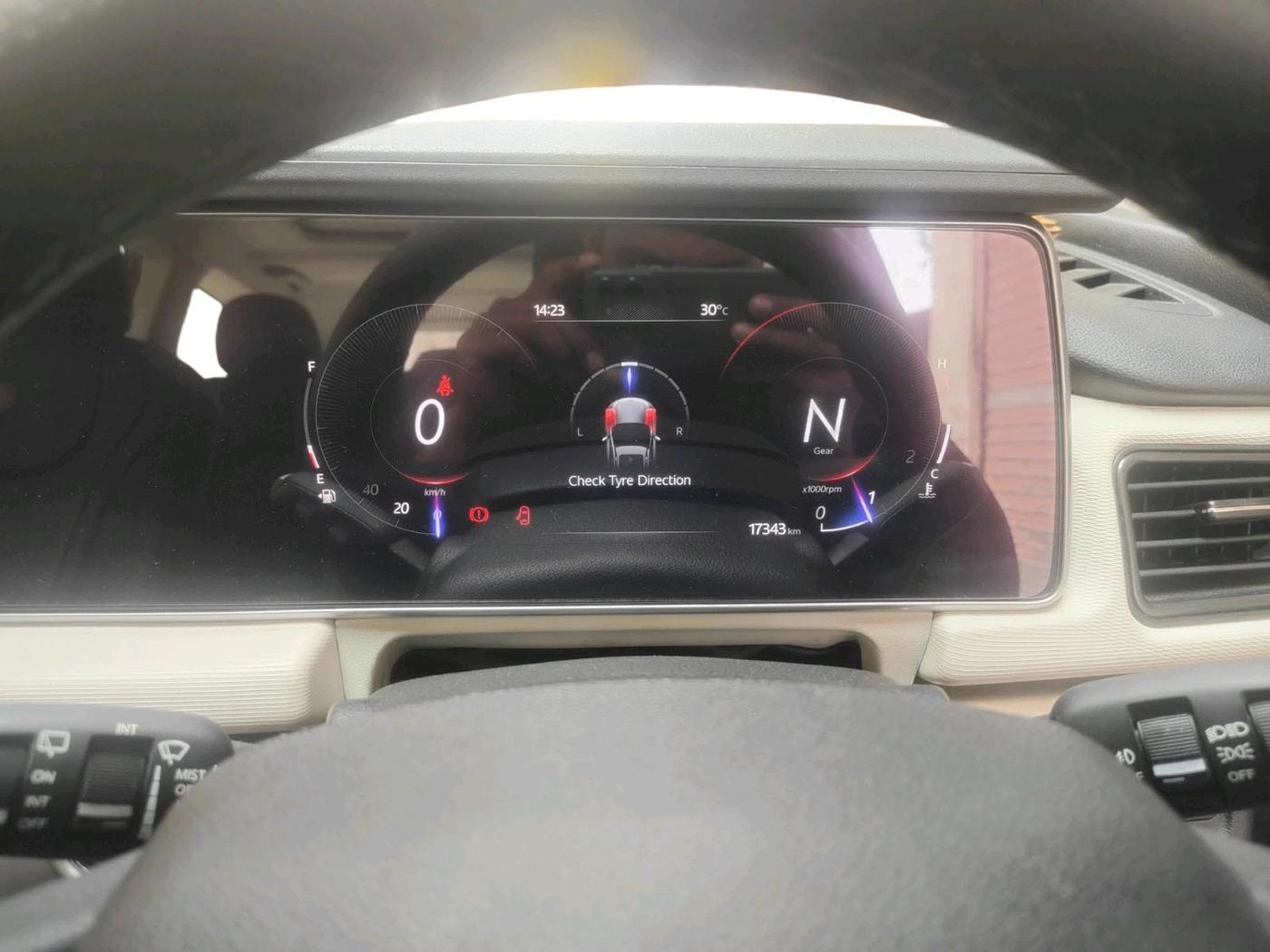 2025 Mahindra XUV700 AX 5 P MT 7 STR, Petrol, Manual, 17,343 km, interior
