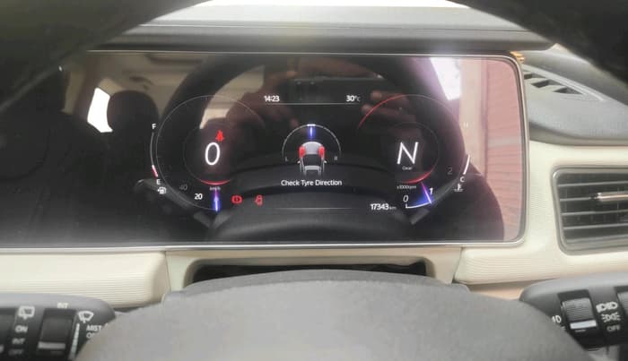 2025 Mahindra XUV700 AX 5 P MT 7 STR, Petrol, Manual, 17,343 km, interior