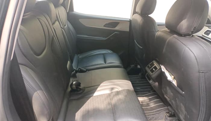 2025 Mahindra XUV700 AX 5 P MT 7 STR, Petrol, Manual, 17,343 km, interior