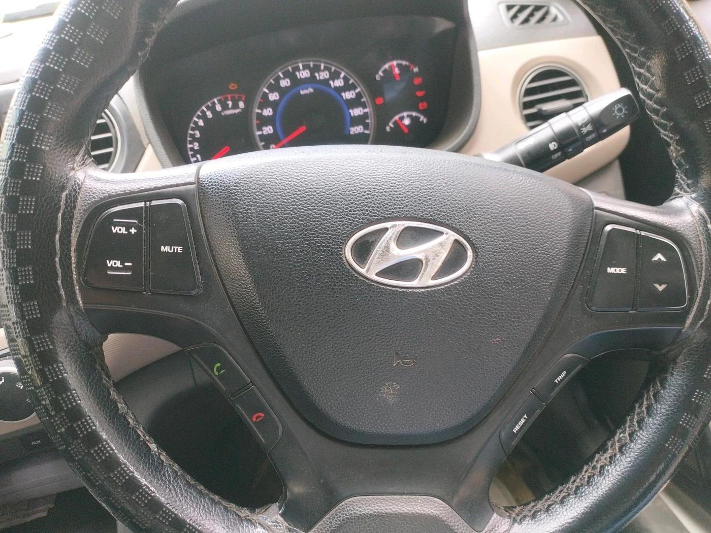 2016 Hyundai Grand i10 SPORTZ 1.2 KAPPA VTVT, CNG, Manual, 1,37,118 km, interior