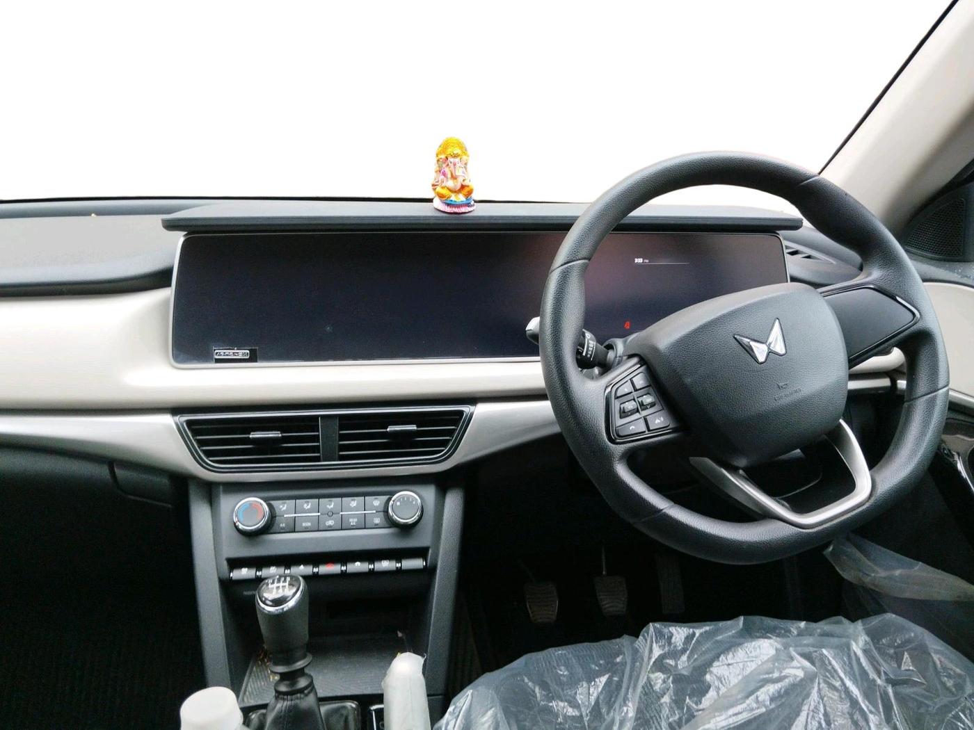 2022 Mahindra XUV700 AX 5 P MT 7 STR, Petrol, Manual, 6,820 km, interior