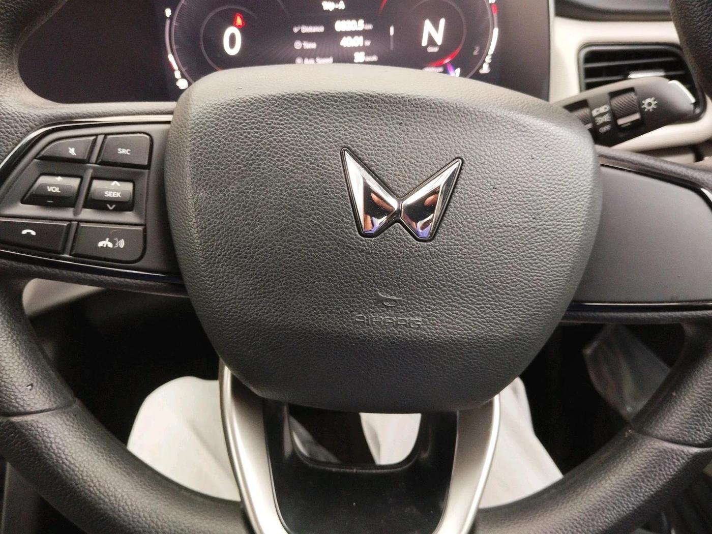 2022 Mahindra XUV700 AX 5 P MT 7 STR, Petrol, Manual, 6,820 km, interior