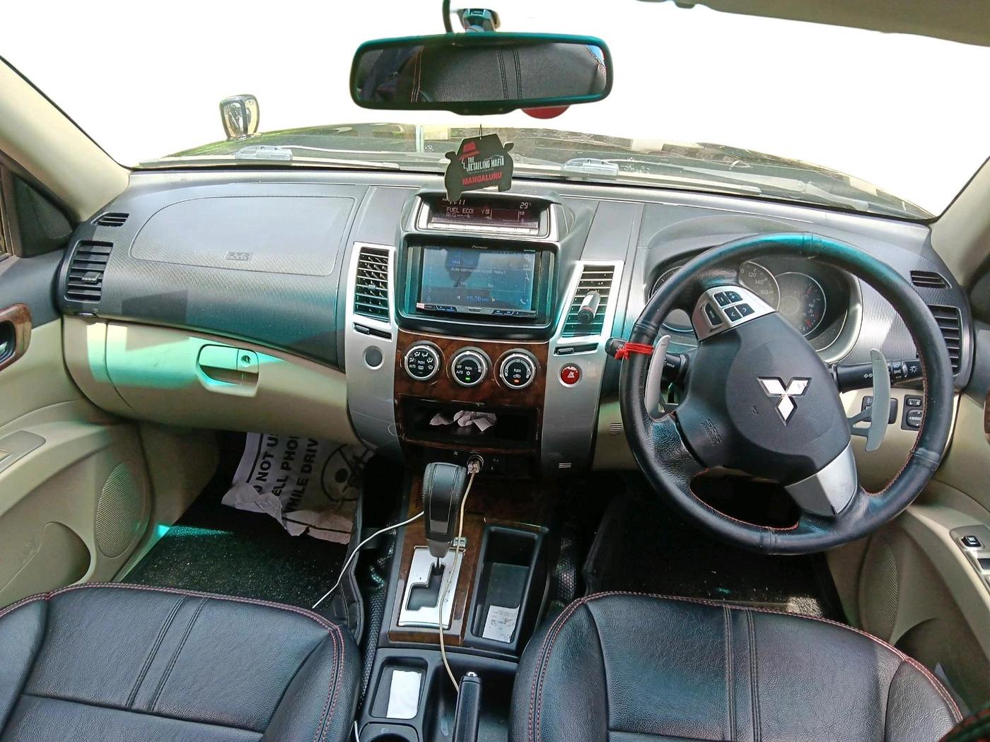 2015 Mitsubishi Pajero Sport 2.5 AT 4X2, Diesel, Automatic, 1,32,777 km, interior