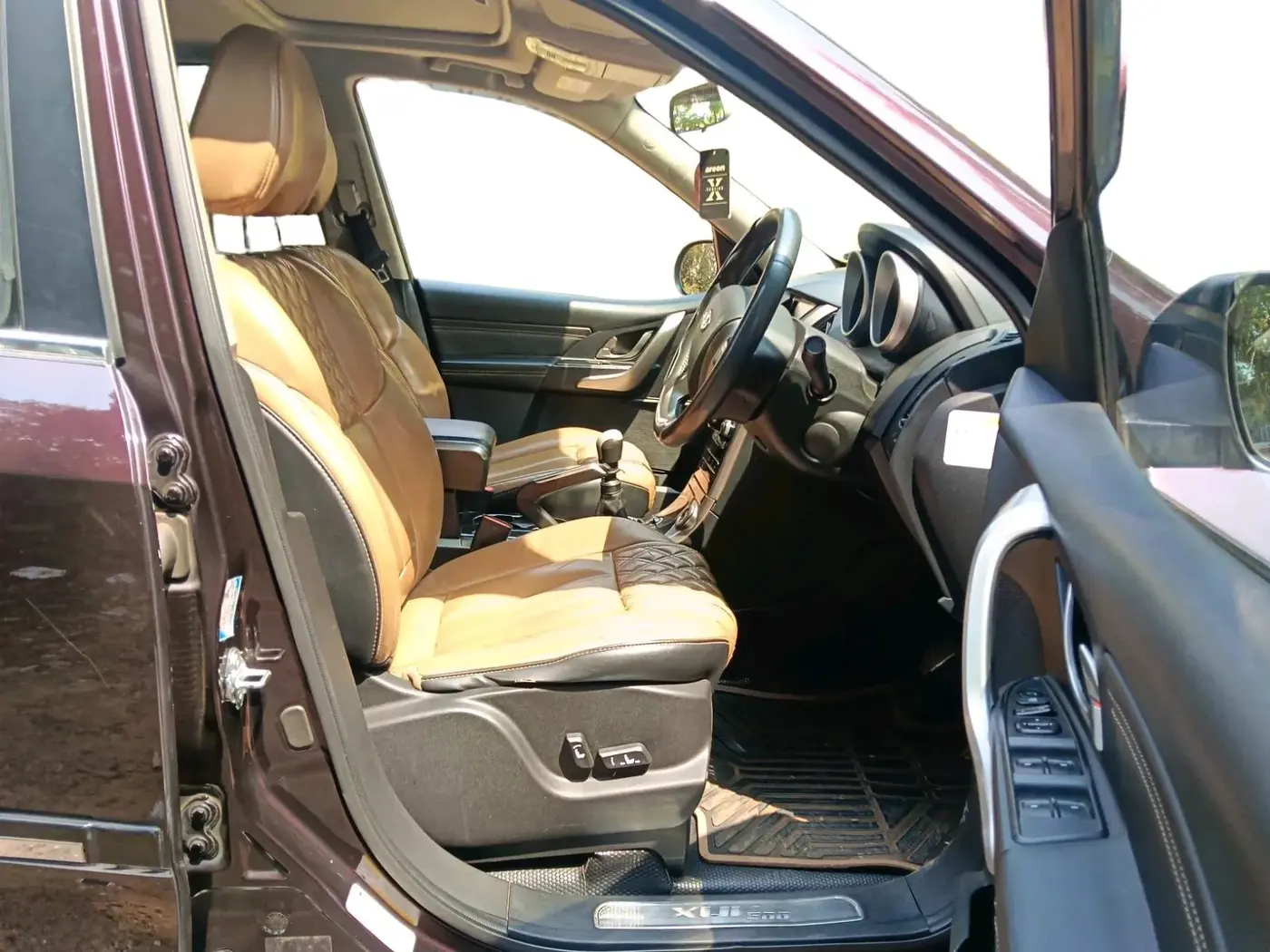 2018 Mahindra XUV500 W11, Diesel, Manual, 1,17,900 km, interior