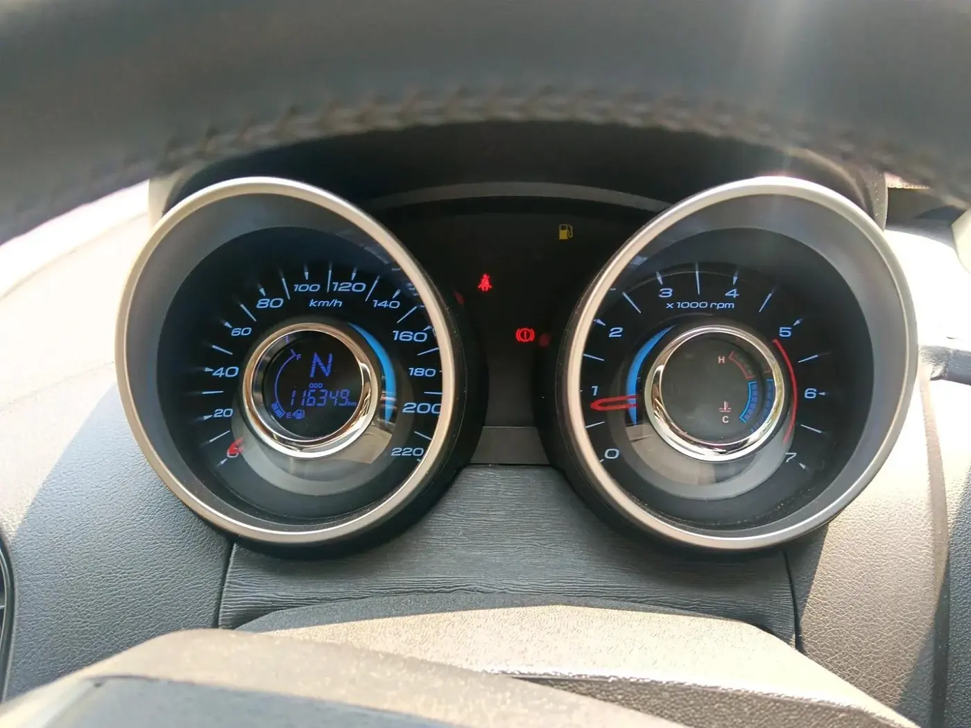 2018 Mahindra XUV500 W11, Diesel, Manual, 1,17,900 km, interior