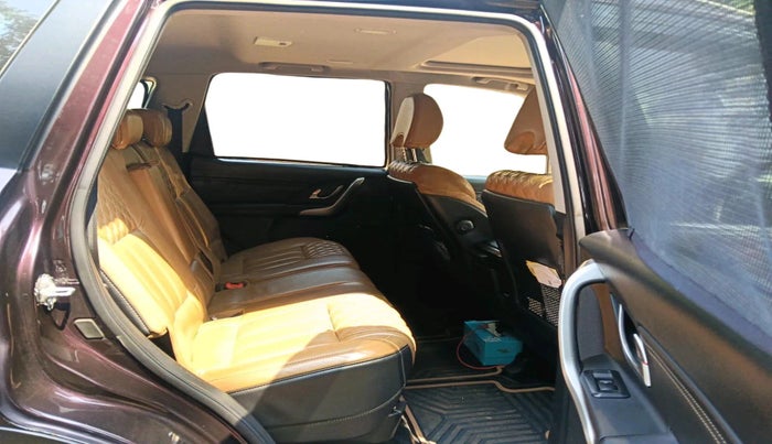 2018 Mahindra XUV500 W11, Diesel, Manual, 1,16,349 km, interior