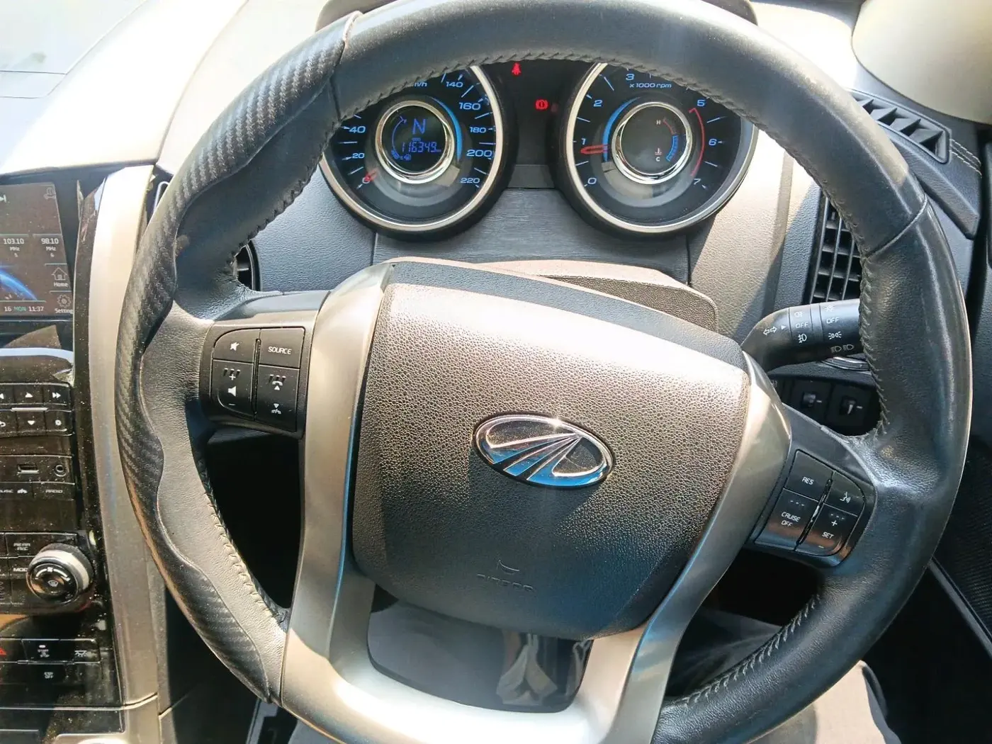 2018 Mahindra XUV500 W11, Diesel, Manual, 1,17,900 km, interior