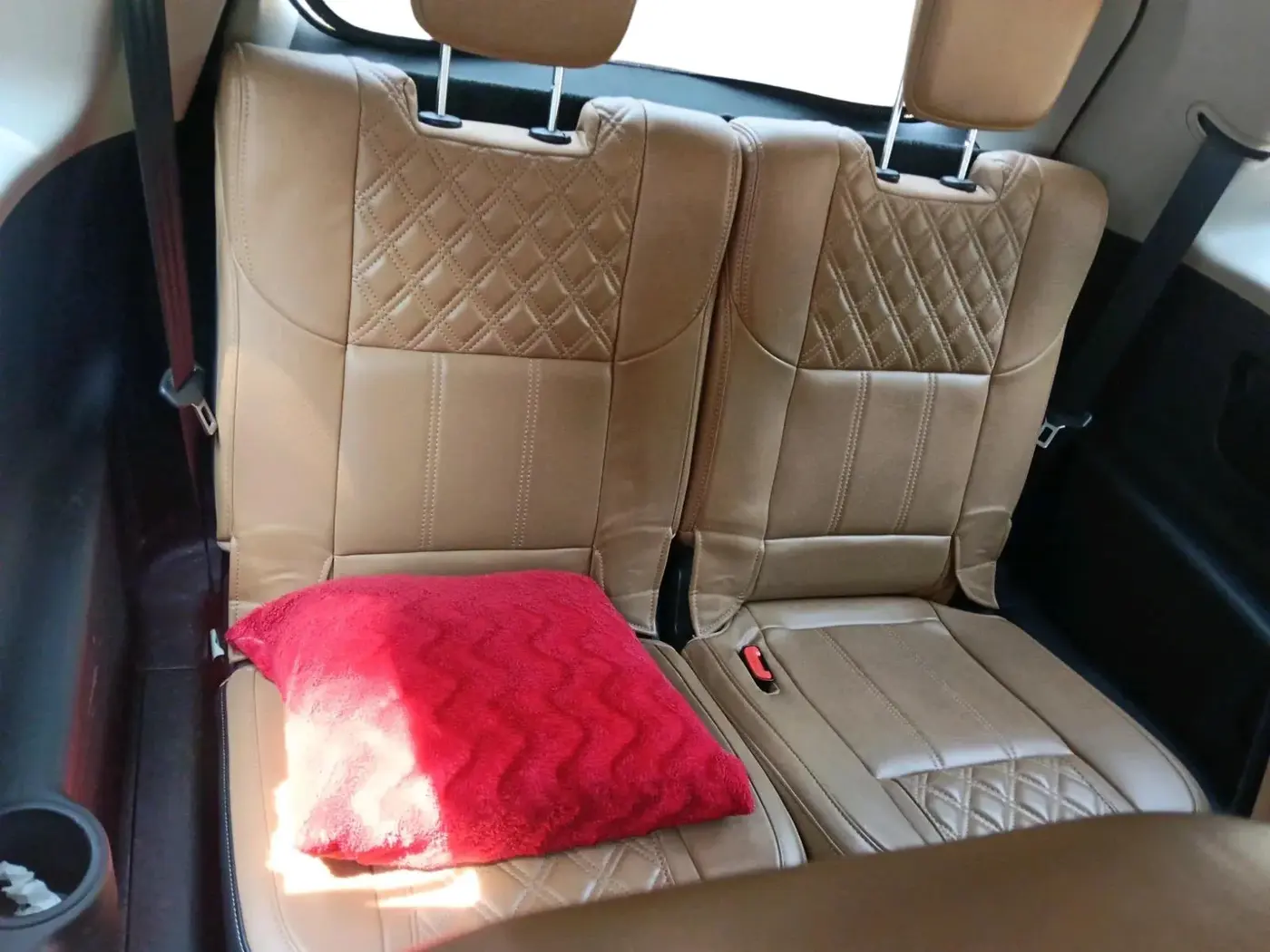 2018 Mahindra XUV500 W11, Diesel, Manual, 1,17,900 km, interior