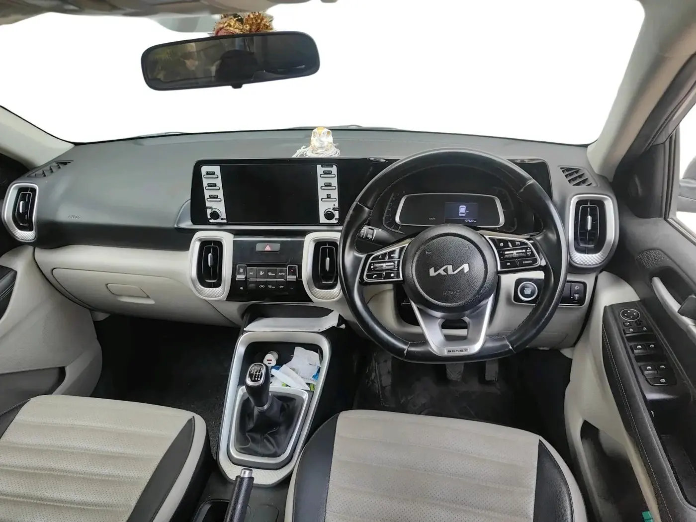 2021 KIA SONET HTX 1.0 IMT, Petrol, Manual, 1,13,000 km, interior