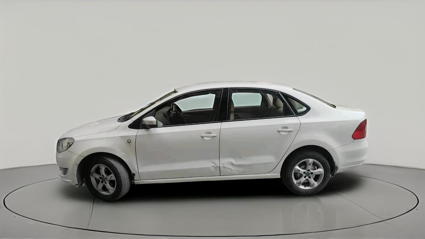 2013 Skoda Rapid AMBITION 1.6 TDI CR MT PLUS, Diesel, Manual, 1,66,465 km, exterior