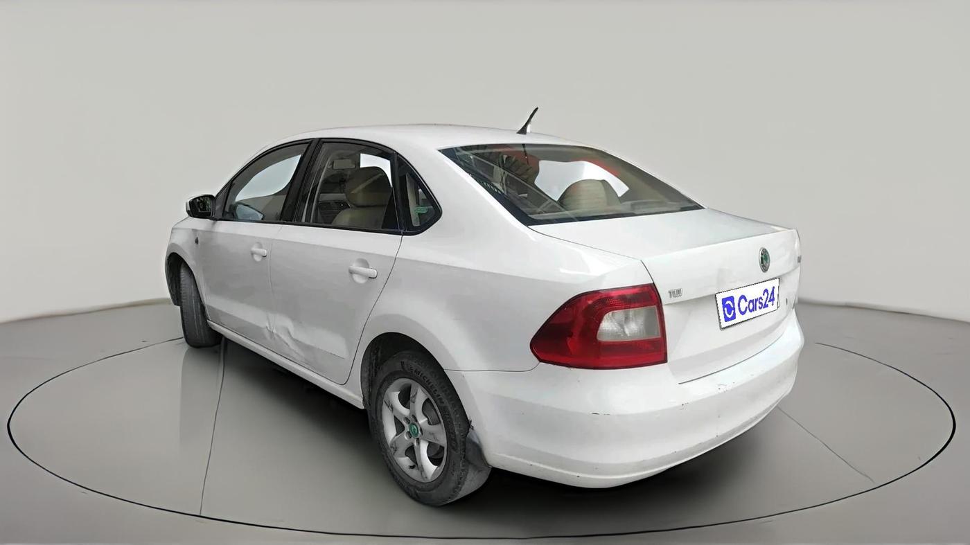 2013 Skoda Rapid AMBITION 1.6 TDI CR MT PLUS, Diesel, Manual, 1,66,465 km, exterior