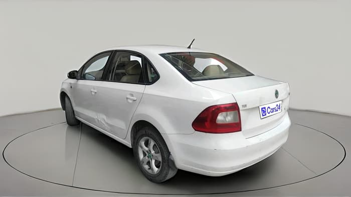 2013 Skoda Rapid AMBITION 1.6 TDI CR MT PLUS, Diesel, Manual, 1,66,465 km, exterior