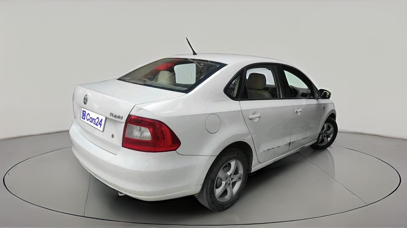 2013 Skoda Rapid AMBITION 1.6 TDI CR MT PLUS, Diesel, Manual, 1,66,465 km, exterior