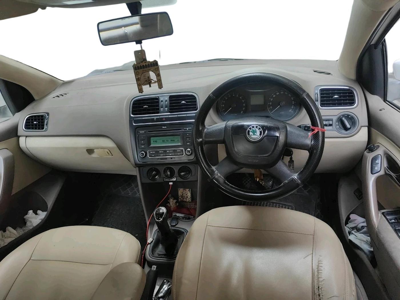 2013 Skoda Rapid AMBITION 1.6 TDI CR MT PLUS, Diesel, Manual, 1,66,465 km, interior