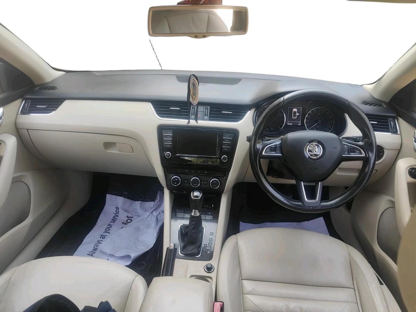 2016 Skoda Octavia 2.0 TDI CR STYLE PLUS AT, Diesel, Automatic, 1,30,484 km, interior