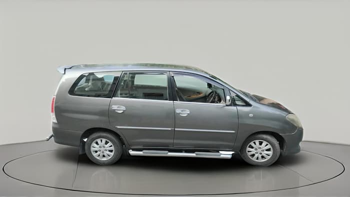 2011 Toyota Innova V 2.5 8 STR, Diesel, Manual, 2,04,050 km, exterior