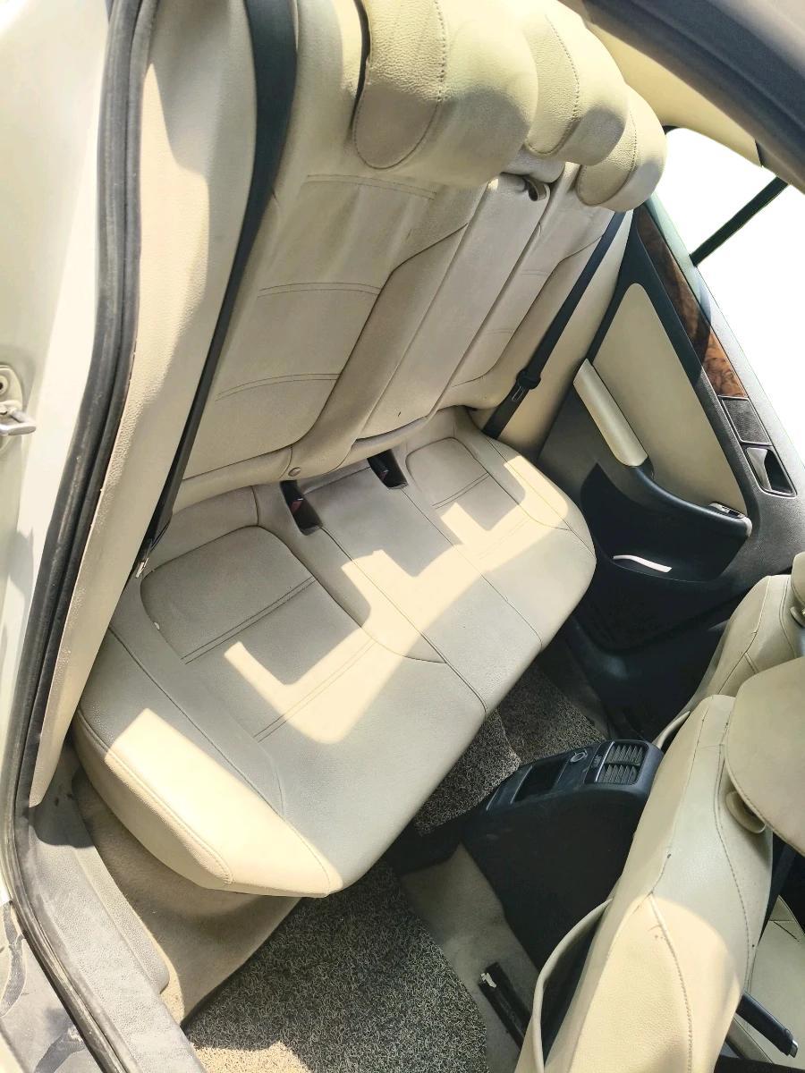 2011 Volkswagen Jetta COMFORTLINE 2.0L TDI, Diesel, Manual, 1,65,414 km, interior