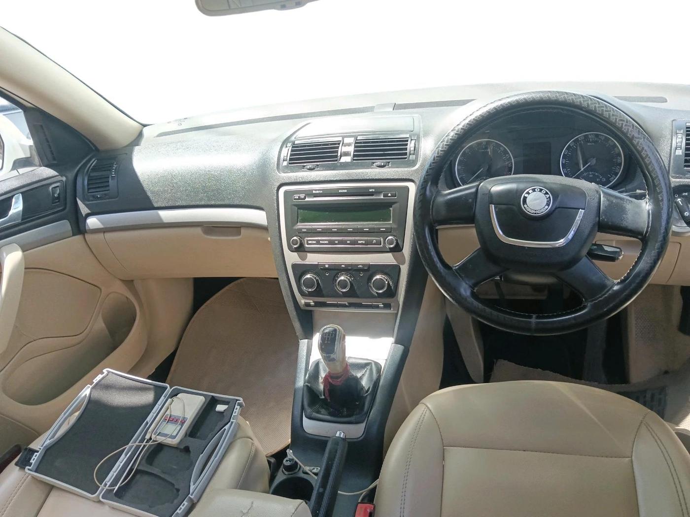2012 Skoda Laura AMBIENTE 2.0 TDI CR MT, Diesel, Manual, 2,88,380 km, interior