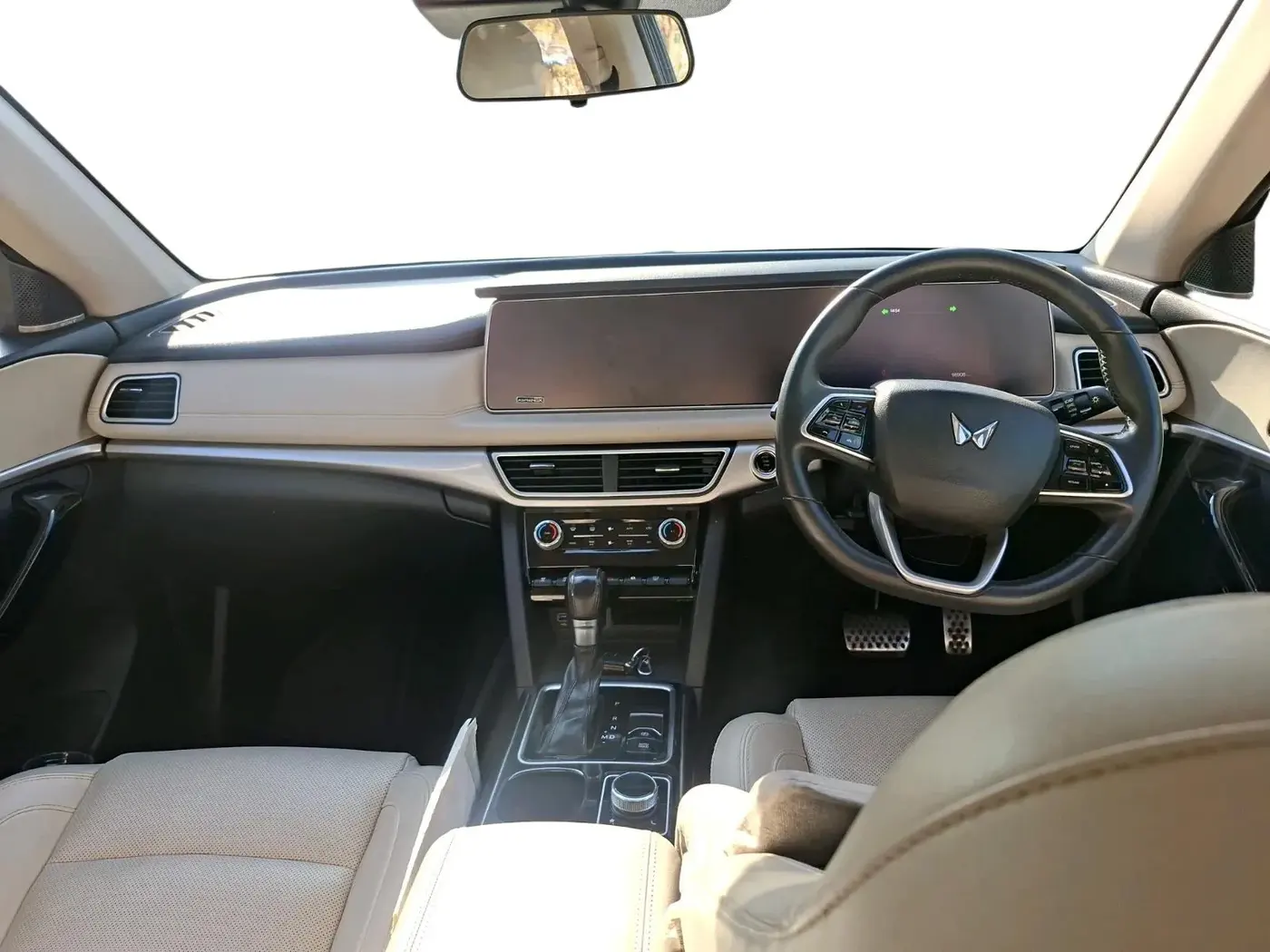 2021 Mahindra XUV700 AX 7 LUXURY P AT 7 STR, Petrol, Automatic, 1,08,500 km, interior